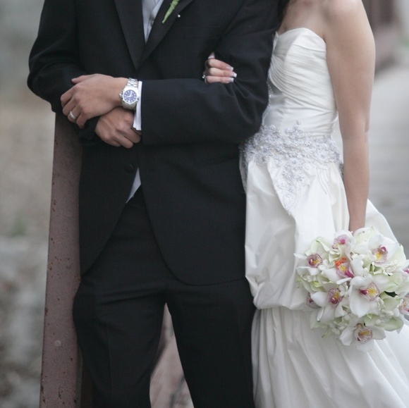 Monique Lhuillier wedding dress - Picture 6 of 8